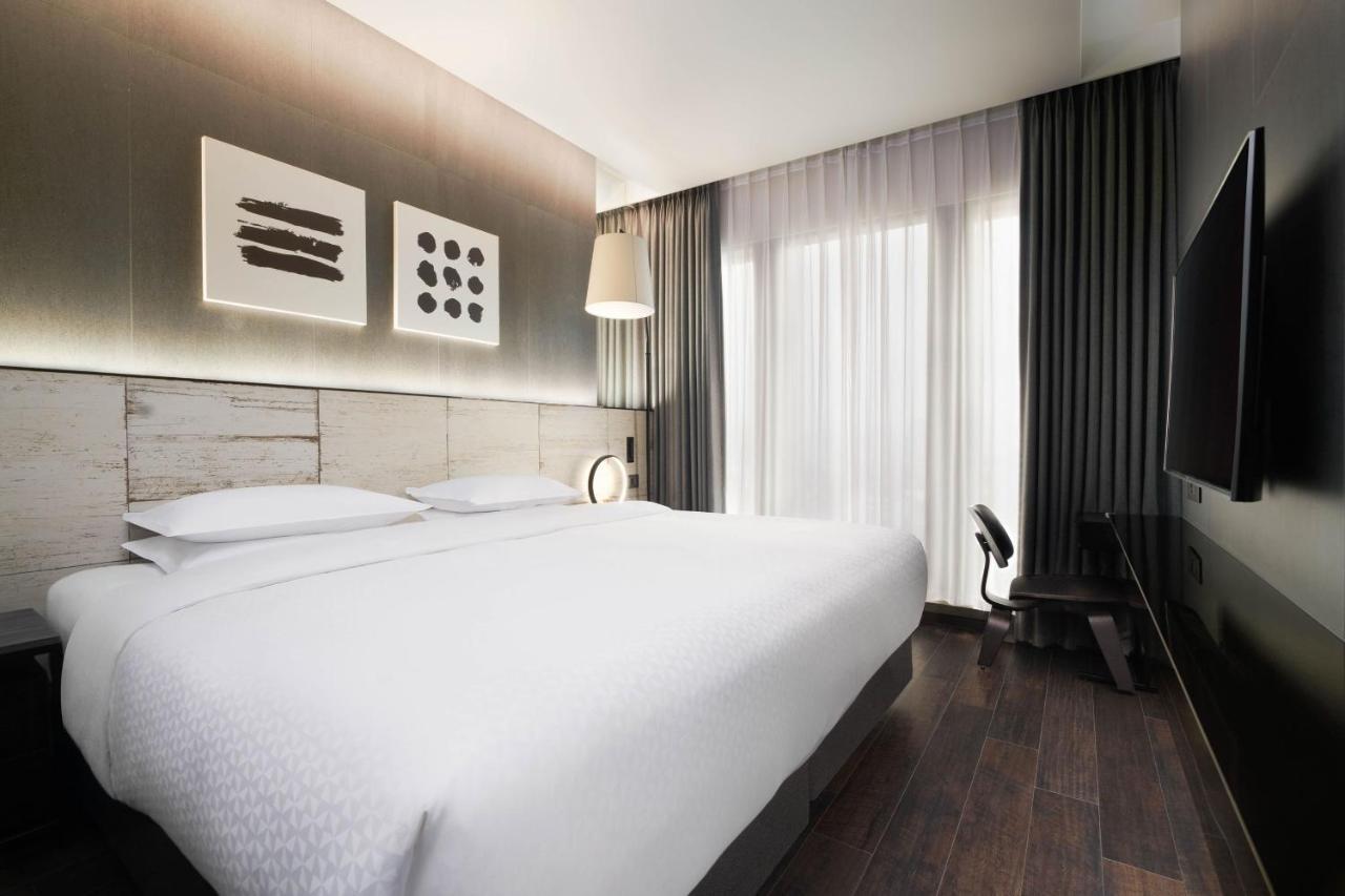 Hollywood King Room with City View