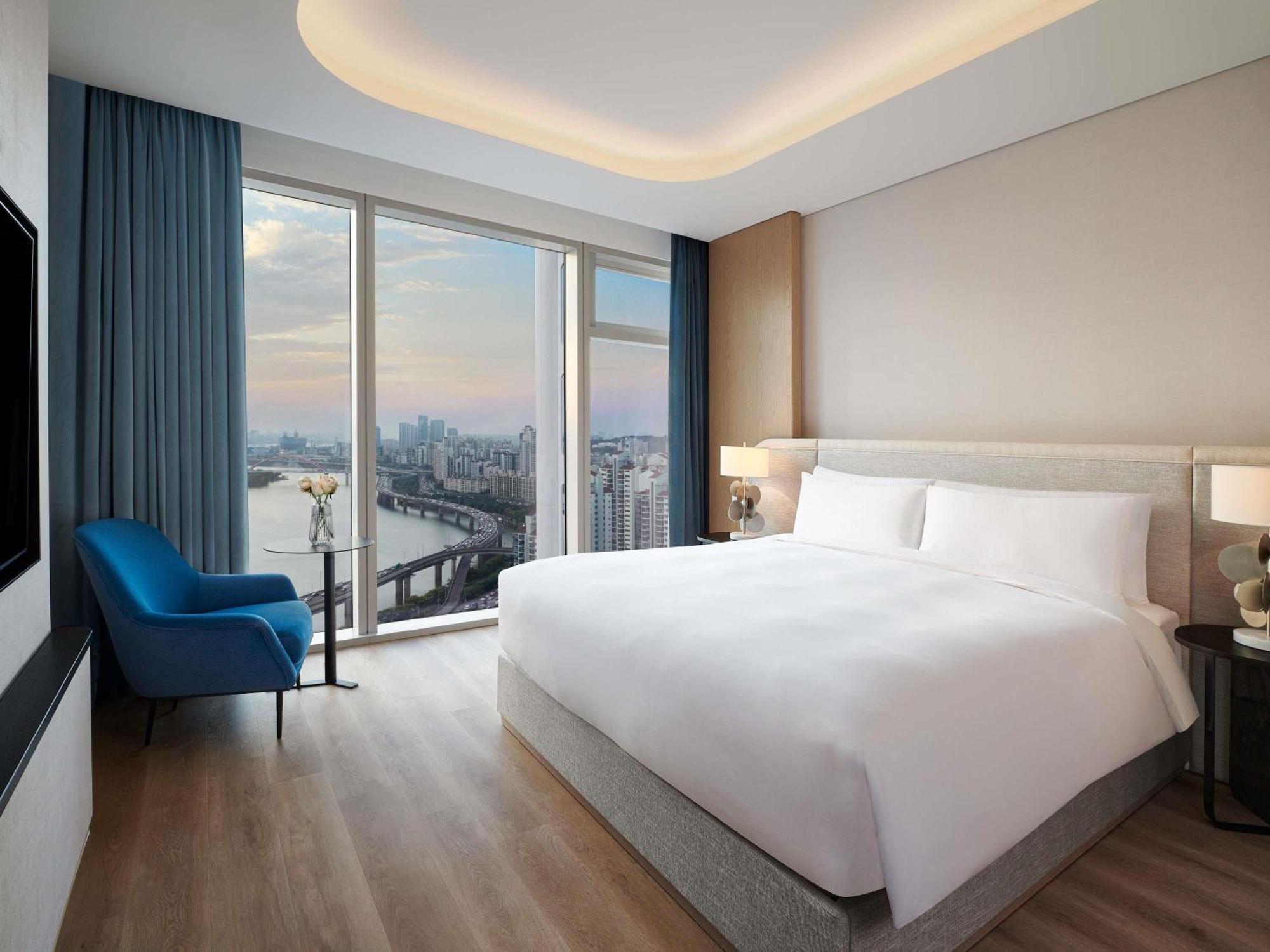 Premier River Suite with 1 King Bed, River View